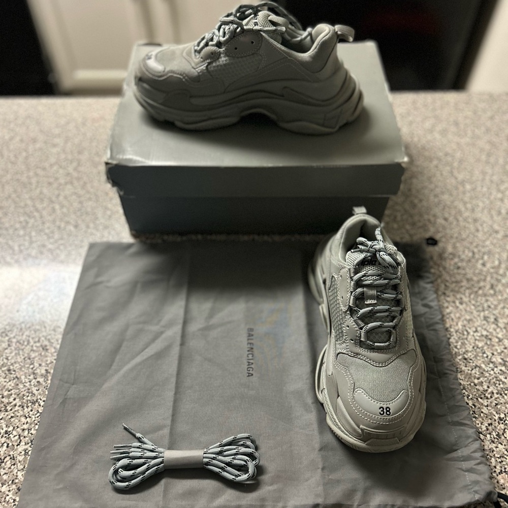 Gray Sneakers with Box and Extra Laces - Picture 1 of 4
